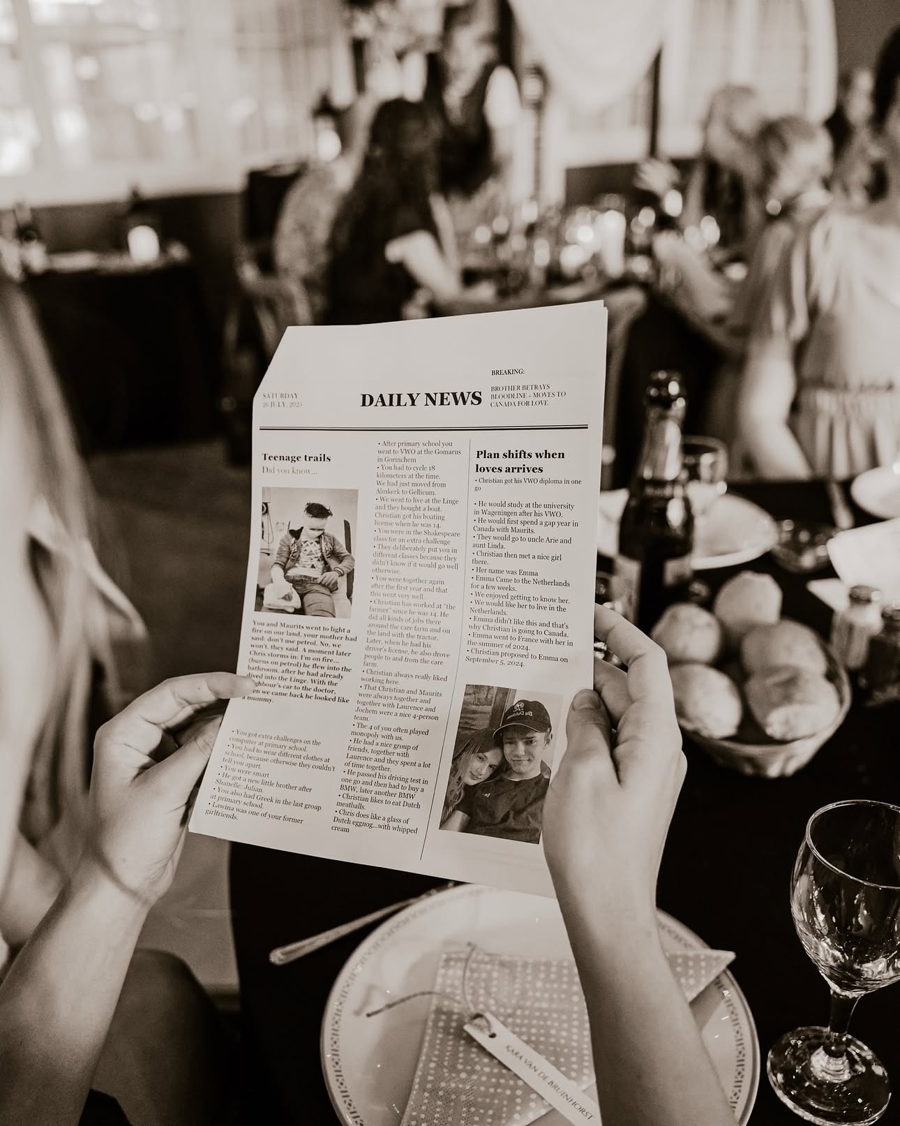 Gasten lezen een zelfgemaakte krant aan tafel tijdens een bruiloft in Ontario, Canada