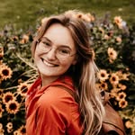 Portret van Marylou tussen de zonnebloemen